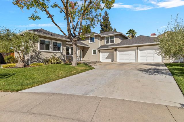 3224 Lakeshore Ct, Modesto, CA 95355