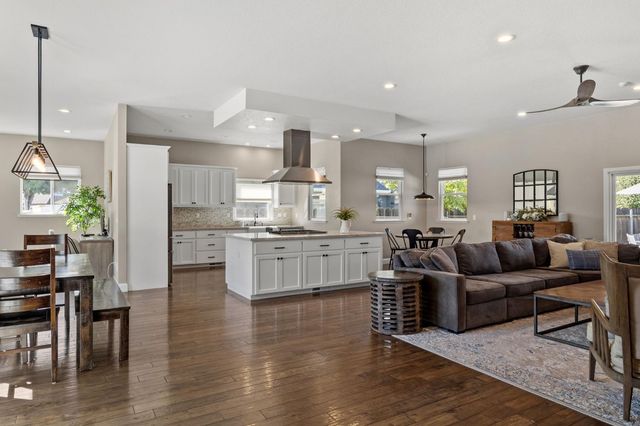 3224 Lakeshore Ct, Modesto, CA 95355