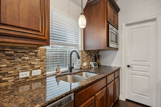 218 Calvert Drive, Midlothian, TX 76065