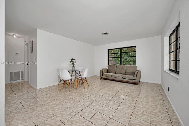 1204 NE 17th Way 5, Fort Lauderdale, FL 33304