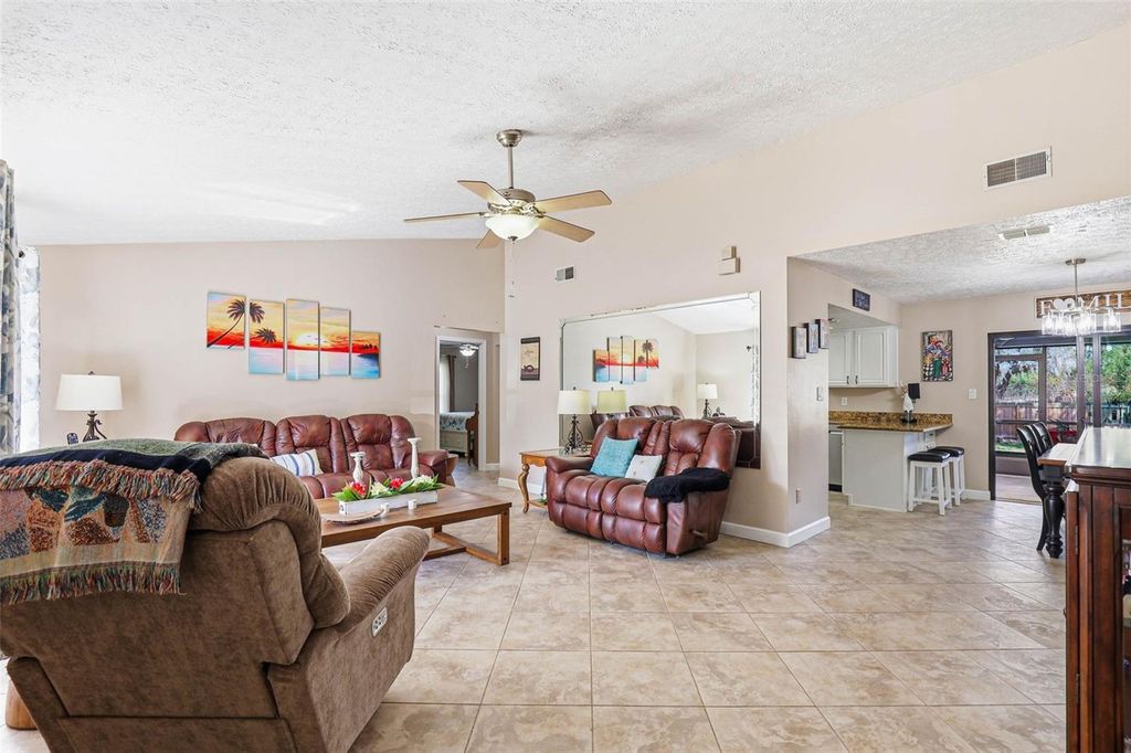 Image 7 of property listing at 406 CRAFT ROAD, Brandon, FL 33511
