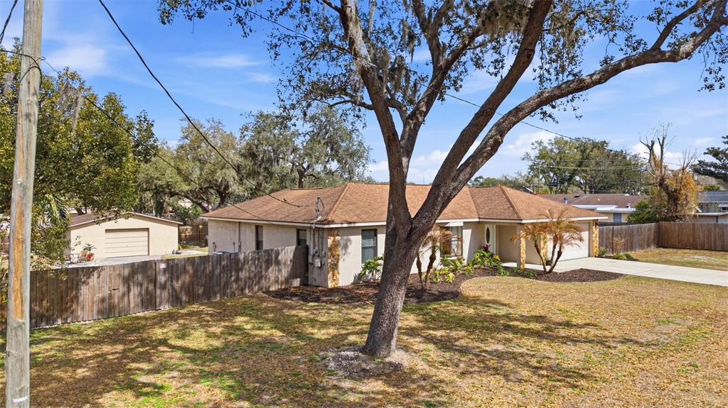 Image 8 of property listing at 406 CRAFT ROAD, Brandon, FL 33511