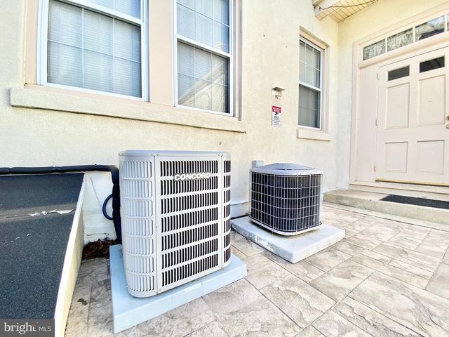 8 COMMONWEALTH AVE, Claymont, DE 19703