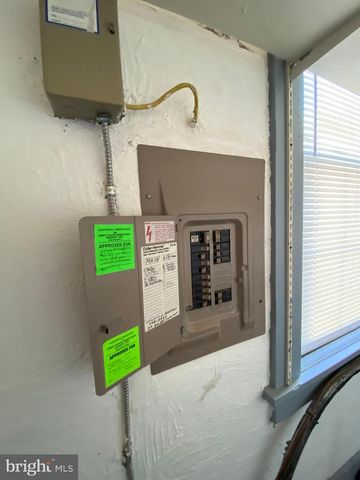 8 COMMONWEALTH AVE, Claymont, DE 19703