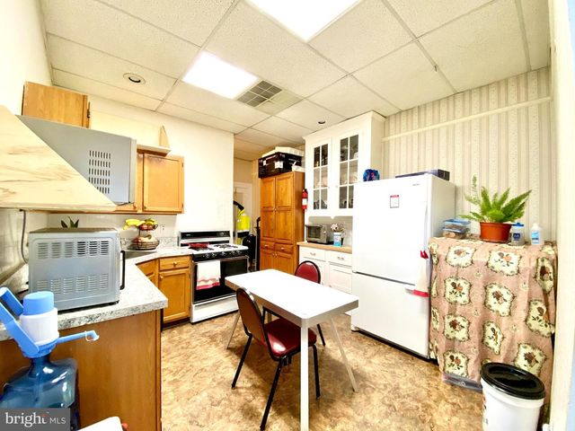 8 COMMONWEALTH AVE, Claymont, DE 19703