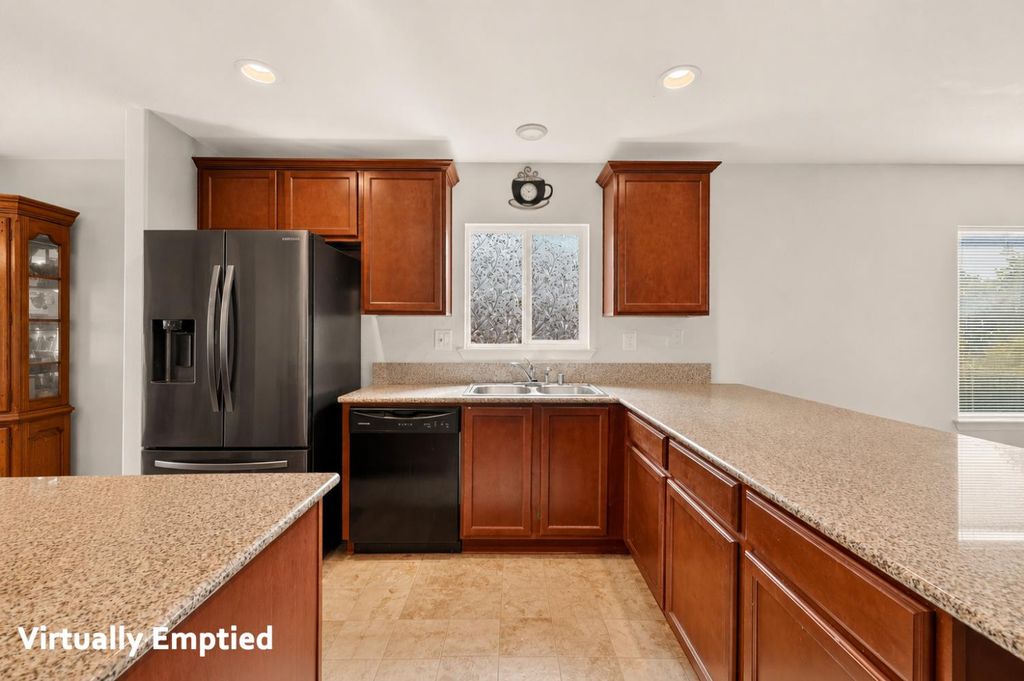 Image 11 of property listing at 557 Camellia Drive, Chowchilla, CA 93610