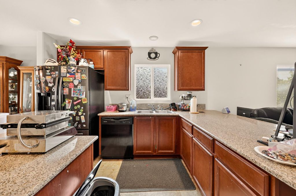 Image 12 of property listing at 557 Camellia Drive, Chowchilla, CA 93610