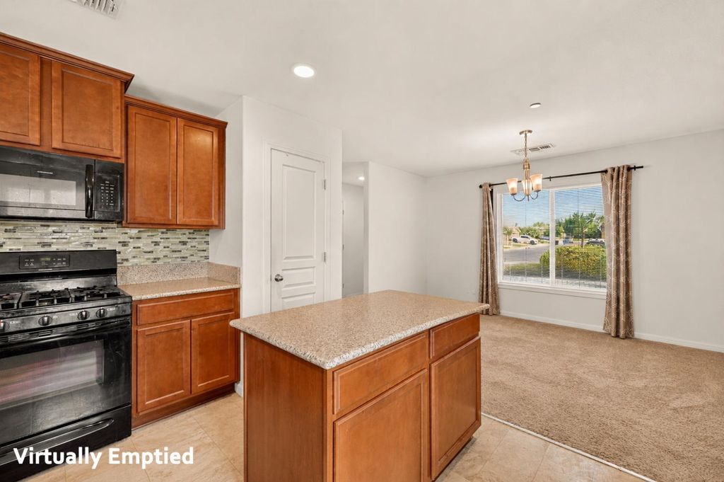 Image 13 of property listing at 557 Camellia Drive, Chowchilla, CA 93610