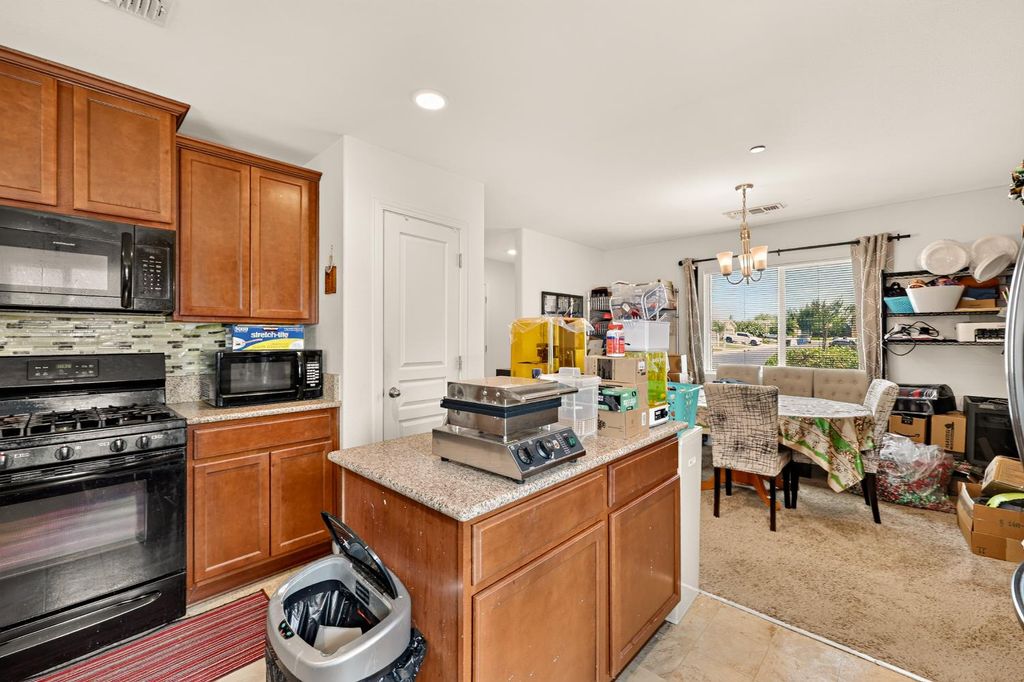 Image 14 of property listing at 557 Camellia Drive, Chowchilla, CA 93610