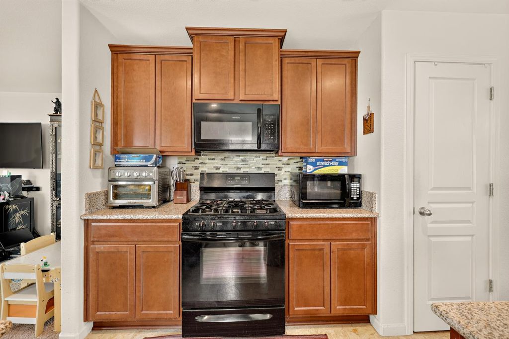 Image 16 of property listing at 557 Camellia Drive, Chowchilla, CA 93610