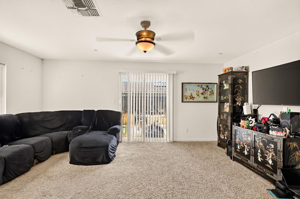 Image 18 of property listing at 557 Camellia Drive, Chowchilla, CA 93610