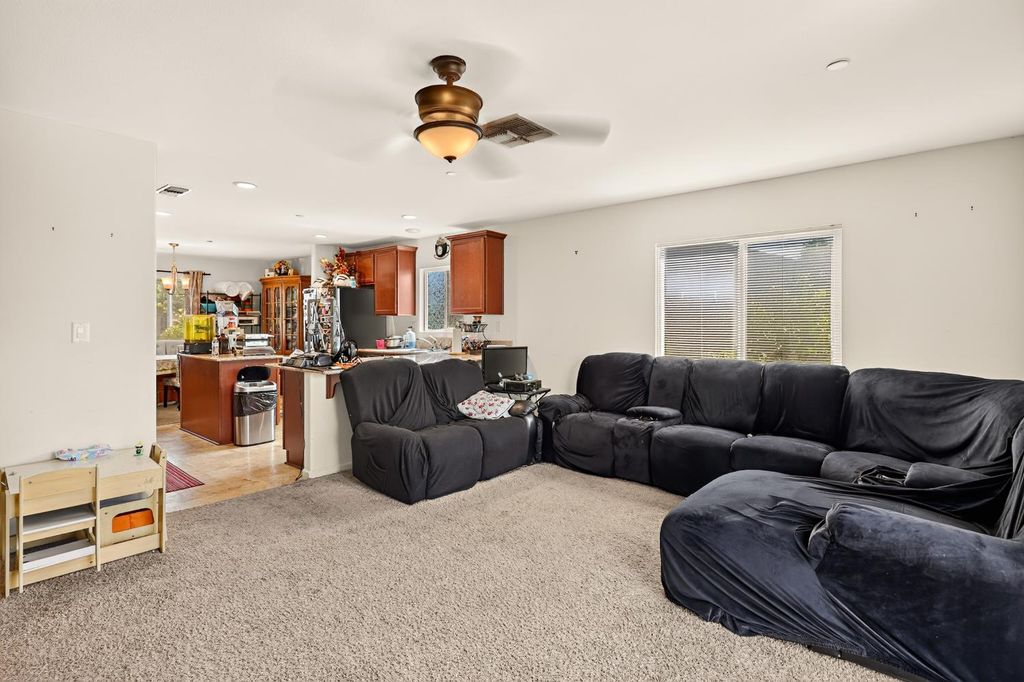 Image 20 of property listing at 557 Camellia Drive, Chowchilla, CA 93610