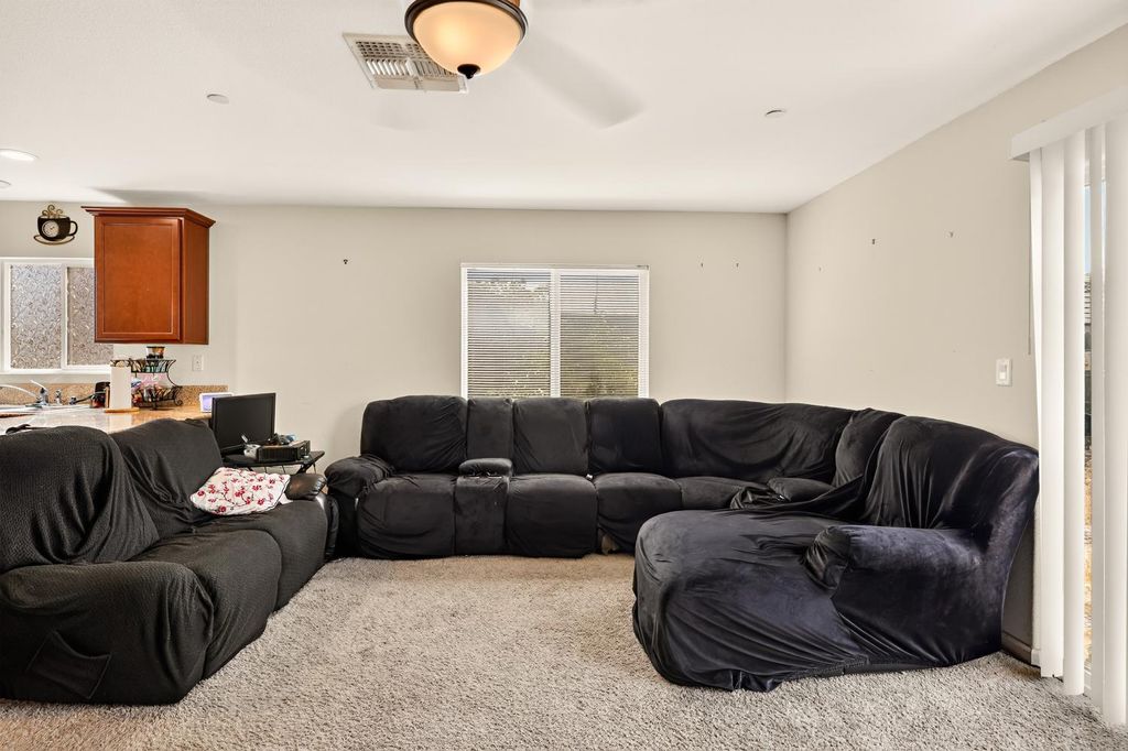 Image 21 of property listing at 557 Camellia Drive, Chowchilla, CA 93610