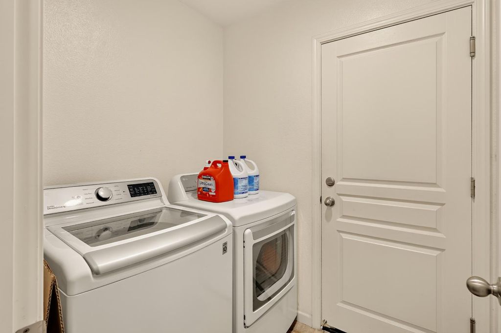 Image 25 of property listing at 557 Camellia Drive, Chowchilla, CA 93610