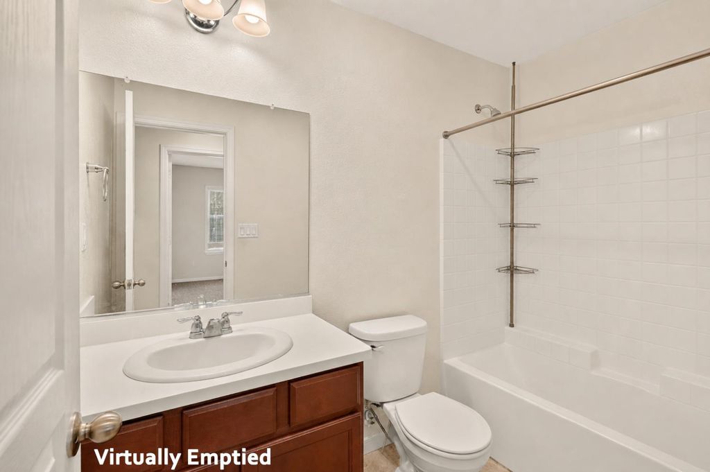 Image 36 of property listing at 557 Camellia Drive, Chowchilla, CA 93610