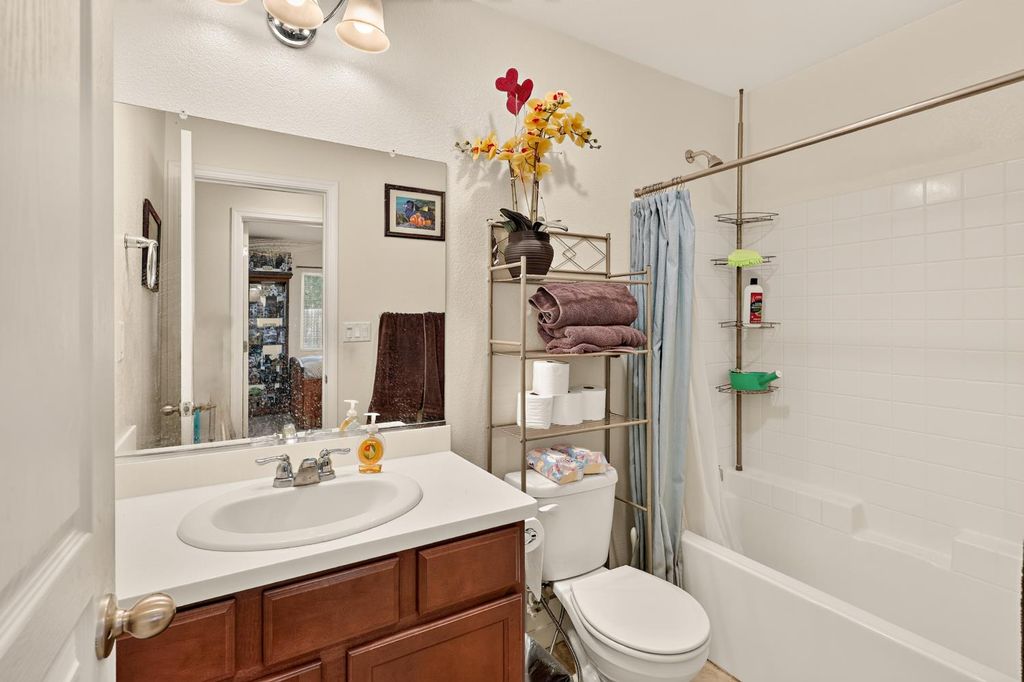 Image 37 of property listing at 557 Camellia Drive, Chowchilla, CA 93610