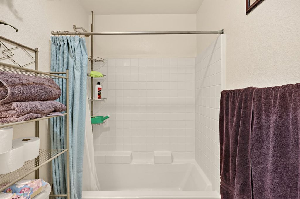 Image 38 of property listing at 557 Camellia Drive, Chowchilla, CA 93610