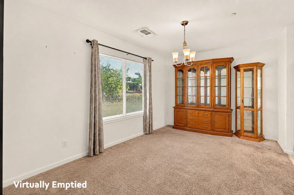 Image 7 of property listing at 557 Camellia Drive, Chowchilla, CA 93610