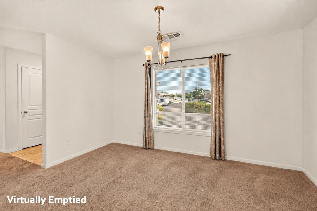 Image 9 of property listing at 557 Camellia Drive, Chowchilla, CA 93610