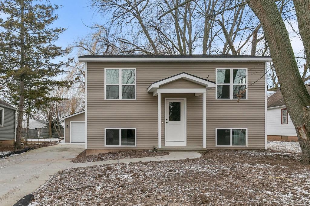 305 W SMITH AVENUE, Oshkosh, WI 54901