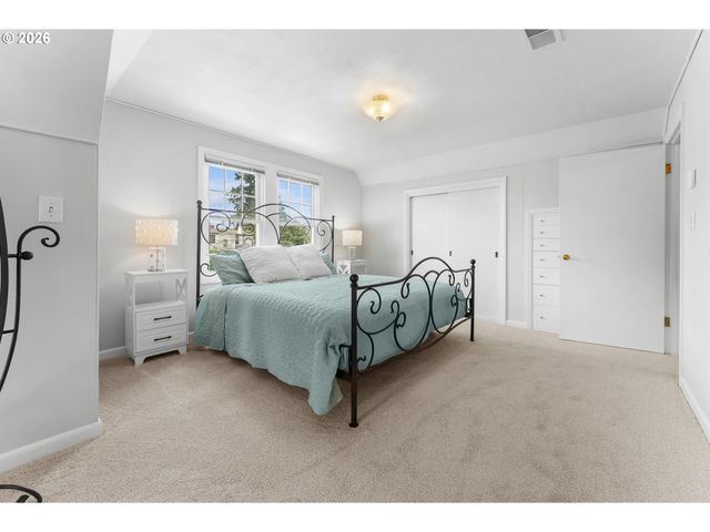 7017 Ne SACRAMENTO St, Portland, OR 97213