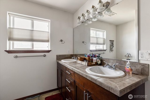 2375 SW Navigator Loop, Oak Harbor, WA 98277