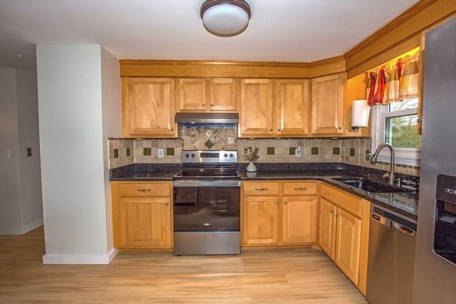 285 Ellendale Circle, Springfield, MA 01128