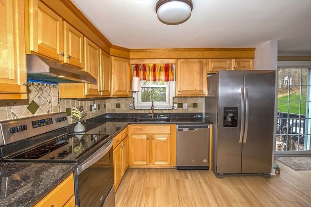 285 Ellendale Circle, Springfield, MA 01128