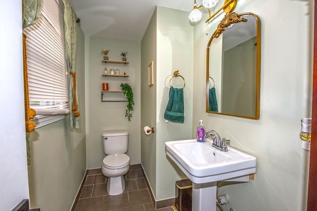 285 Ellendale Circle, Springfield, MA 01128
