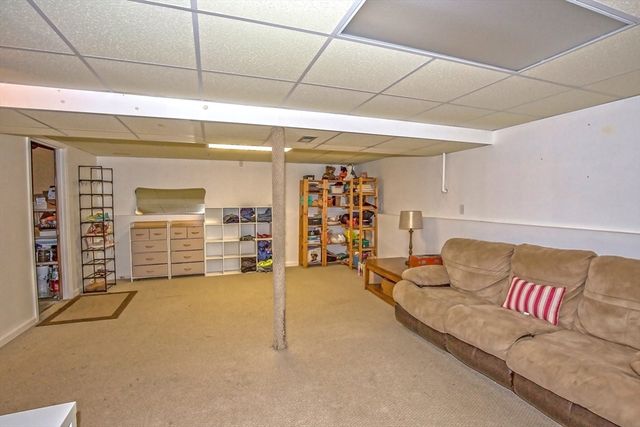 285 Ellendale Circle, Springfield, MA 01128