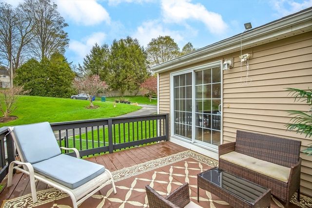 285 Ellendale Circle, Springfield, MA 01128