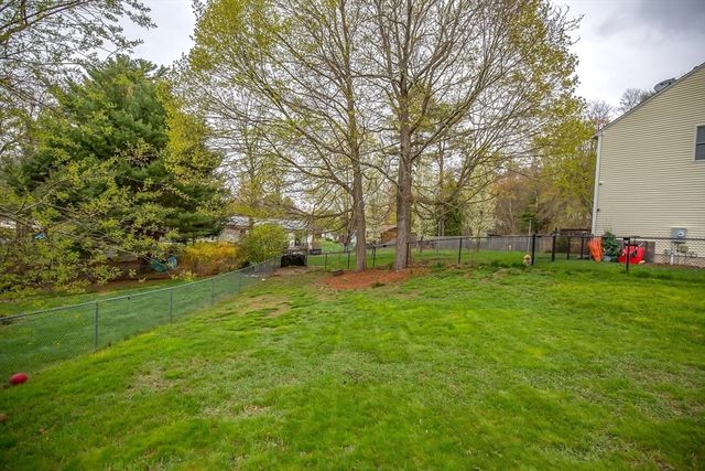 285 Ellendale Circle, Springfield, MA 01128