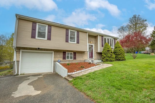 285 Ellendale Circle, Springfield, MA 01128