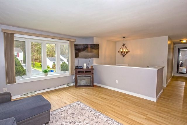 285 Ellendale Circle, Springfield, MA 01128