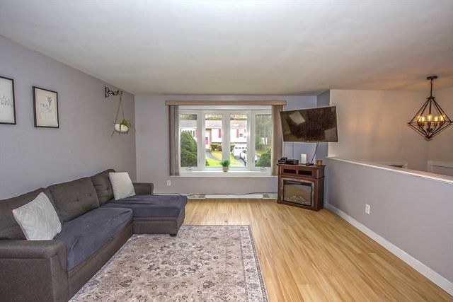 285 Ellendale Circle, Springfield, MA 01128