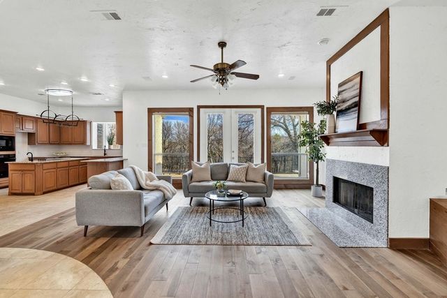 324 Rolling Oaks Ridge, Cedar Hill, TX 75104