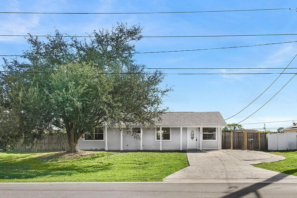 750 SW Lakehurst Drive, Port St Lucie, FL 34983