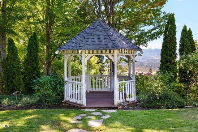 1553 Devonshire Place, Medford, OR 97504