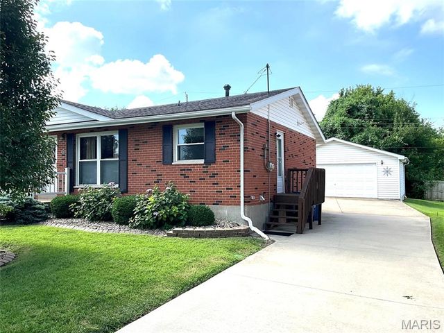 22 Lakeview Drive, Pontoon Beach, IL 62040