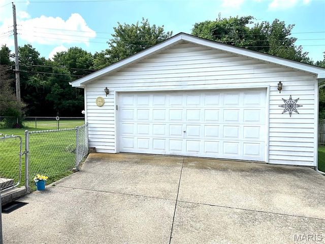 22 Lakeview Drive, Pontoon Beach, IL 62040