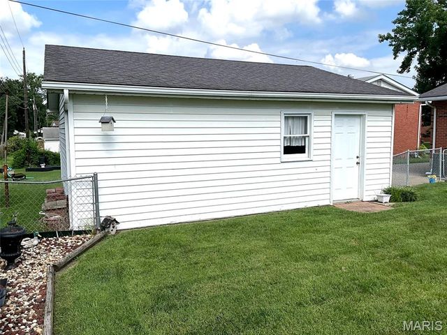 22 Lakeview Drive, Pontoon Beach, IL 62040