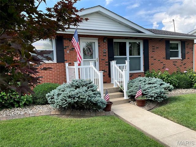 22 Lakeview Drive, Pontoon Beach, IL 62040