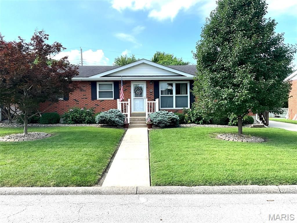 22 Lakeview Drive, Pontoon Beach, IL 62040