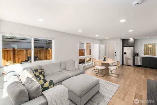 4028 5th Avenue NE, Seattle, WA 98105