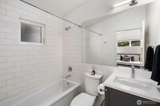 4028 5th Avenue NE, Seattle, WA 98105