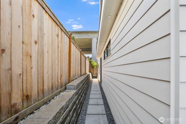 4028 5th Avenue NE, Seattle, WA 98105