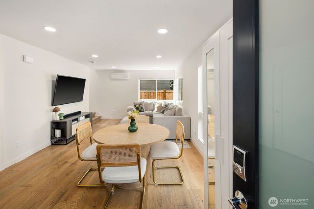 4028 5th Avenue NE, Seattle, WA 98105