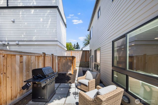 4028 5th Avenue NE, Seattle, WA 98105