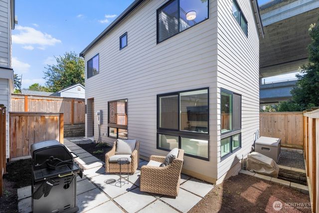4028 5th Avenue NE, Seattle, WA 98105