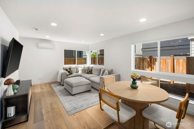 4028 5th Avenue NE, Seattle, WA 98105